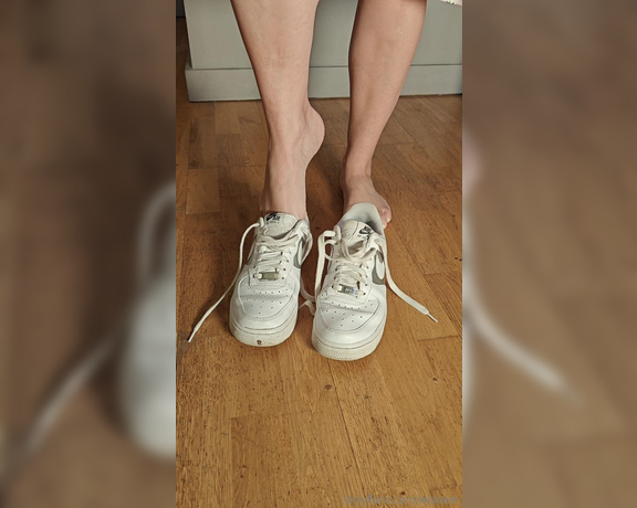 Wisdem aka wisdem OnlyFans - I sometimes wear my sneakers without socks when Im lazy Have you ever sniffed