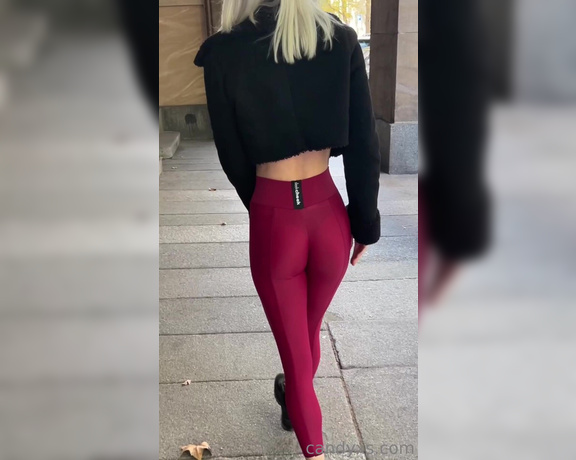 CandyXS aka candyxs OnlyFans - Zum Glck sieht man meinen Tanga auch nur ganz dezent durch die Leggings