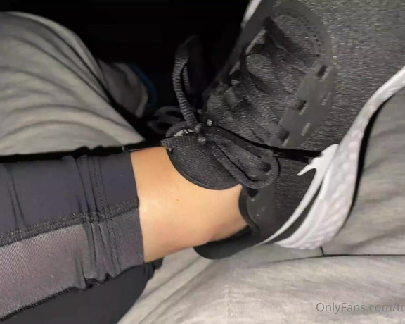 2hotfeet4you aka toohotfeetforyou OnlyFans - Seems she hasnt been so tired after her gym training, took off her sneakers and started