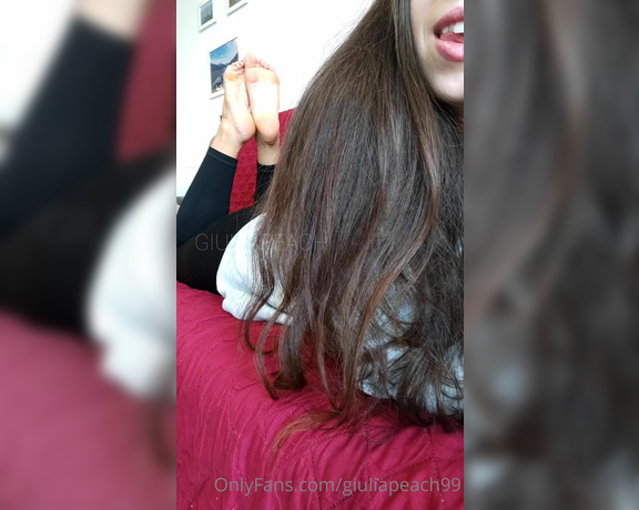 Giulia Peach aka giuliapeachxx OnlyFans - I know you want to lick them  Lo so che li vuoi leccare