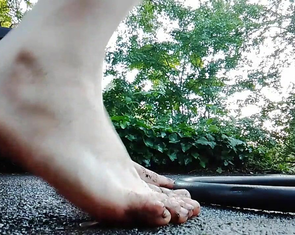 Jupiter Domina aka jupiterdomina OnlyFans - Barefoot yardwork aftermathand yelling at a helicopter lmao)