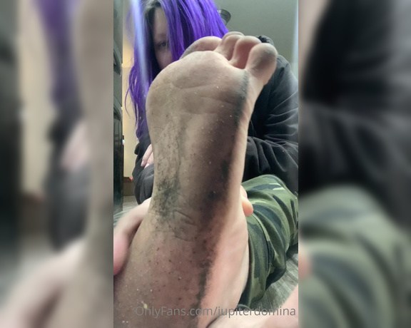 Jupiter Domina aka jupiterdomina OnlyFans - I’m really not sure how my feet are so dirty all the time but OOF
