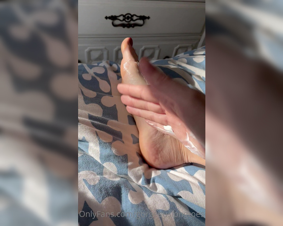 Gorgeous Long Toes aka gorgeouslongtoes OnlyFans - Do you want to lotion my beautiful soles Best 1 minute of my morning Feels