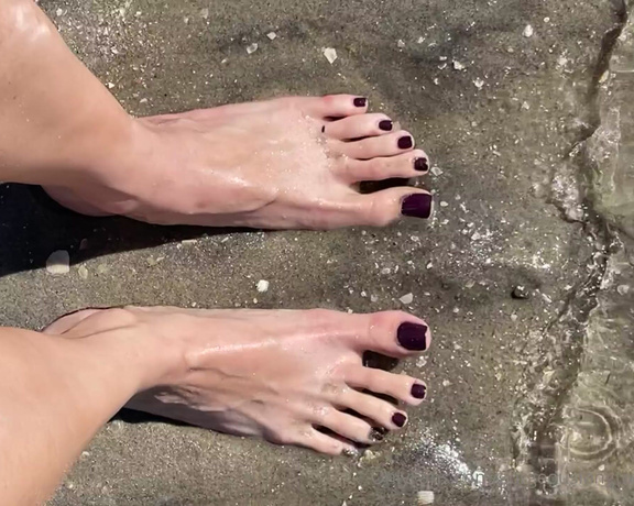 Gorgeous Long Toes aka gorgeouslongtoes OnlyFans - TGIF! The Goddess is Filming! This pretty plum color is getting washed away soon… I will