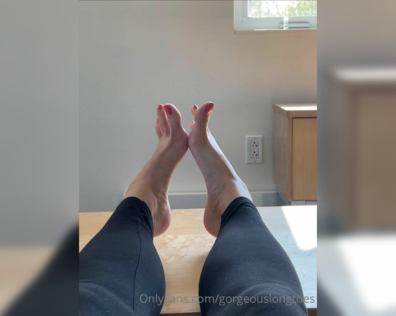 Gorgeous Long Toes aka gorgeouslongtoes OnlyFans - 2 minutes of down time… thinking of you!