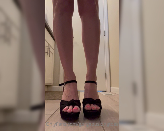 Gorgeous Long Toes aka gorgeouslongtoes OnlyFans - Showing off my amazing pedicure, my calves, long legs, and a peek of my booty!