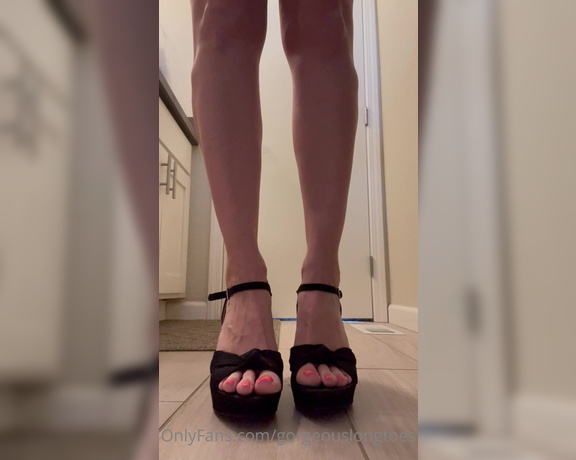 Gorgeous Long Toes aka gorgeouslongtoes OnlyFans - Showing off my amazing pedicure, my calves, long legs, and a peek of my booty!