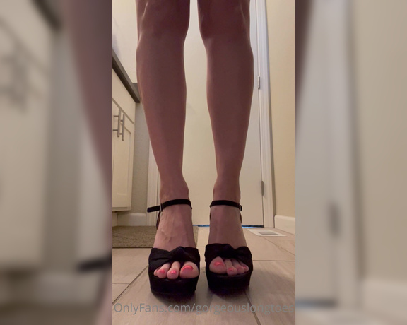 Gorgeous Long Toes aka gorgeouslongtoes OnlyFans - Showing off my amazing pedicure, my calves, long legs, and a peek of my booty!