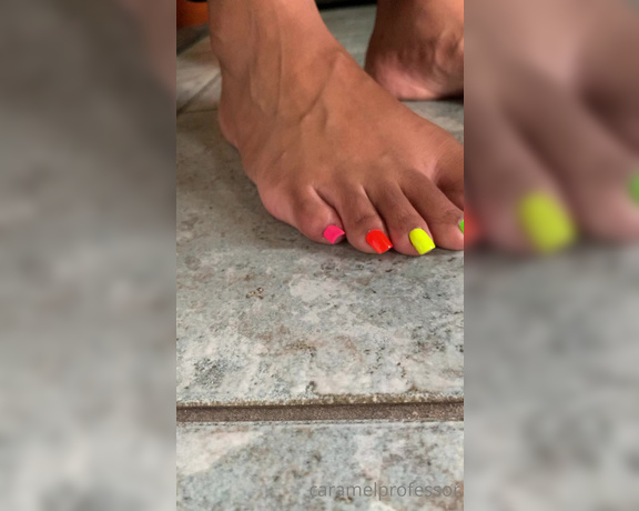 Puja aka caramelprofessor OnlyFans - I’m back from my walk, can you tell What’s your favourite colour or toe Comments