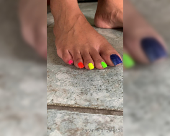 Puja aka caramelprofessor OnlyFans - I’m back from my walk, can you tell What’s your favourite colour or toe Comments
