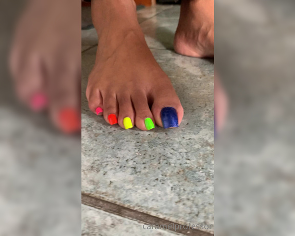 Puja aka caramelprofessor OnlyFans - I’m back from my walk, can you tell What’s your favourite colour or toe Comments