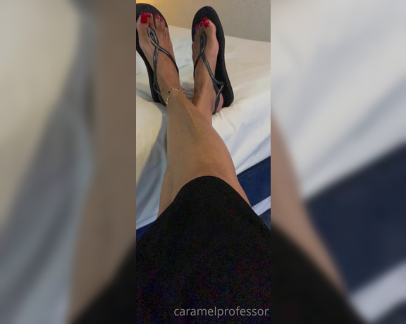 Puja aka caramelprofessor OnlyFans - Throwback Thursday to my red toes & havaianas