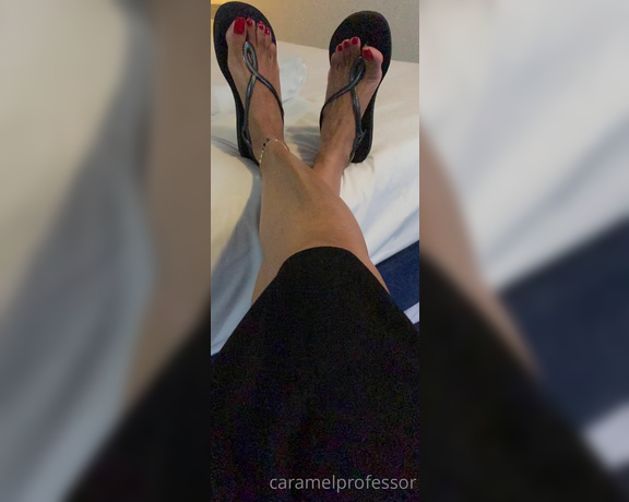 Puja aka caramelprofessor OnlyFans - Throwback Thursday to my red toes & havaianas