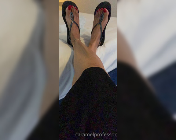 Puja aka caramelprofessor OnlyFans - Throwback Thursday to my red toes & havaianas