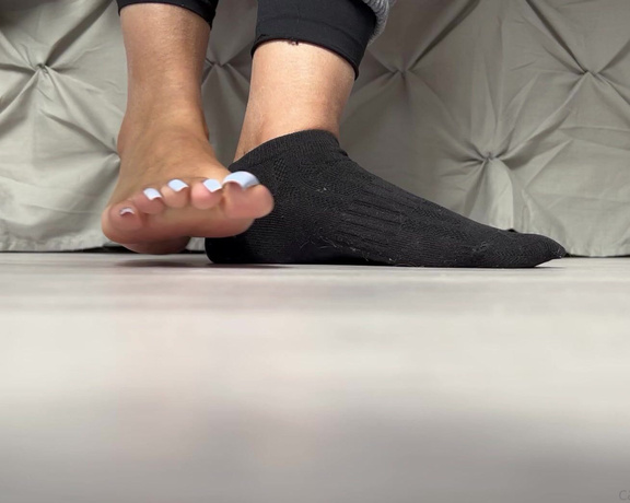 Puja aka caramelprofessor OnlyFans - I’m home early from work but my battery died after filming this! These feet deserve some