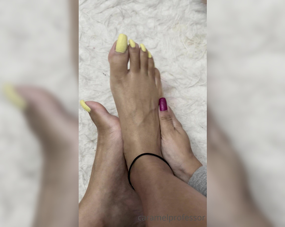 Puja aka caramelprofessor OnlyFans - Ready for bed sugar toes & sugar fingers just different colours