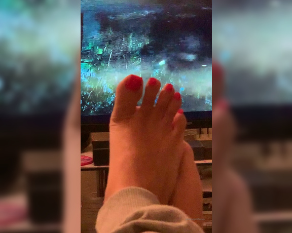 Puja aka caramelprofessor OnlyFans - Look at my feet watch Jurassic World tonight whilst in lockdown