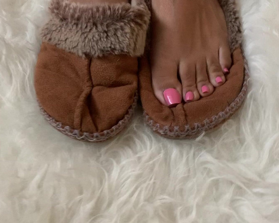 Puja aka caramelprofessor OnlyFans - My feet get cold, I love these my favourite!