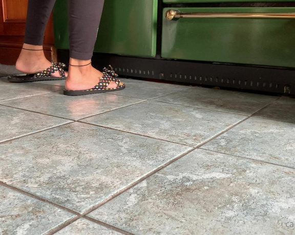 Puja aka caramelprofessor OnlyFans - Breakfast time! Watch my feet in the kitchen as I make breakfast