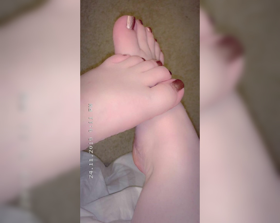 Sweet Arches aka sweetarches OnlyFans - First look at me new rose gold pedi! Done by yours truly