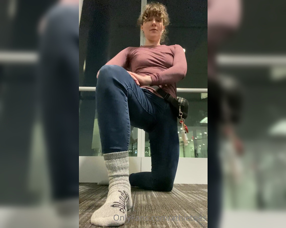 Athletoes aka athletoes OnlyFans - The Toronto airport was hot and busy So I needed to air out my feet