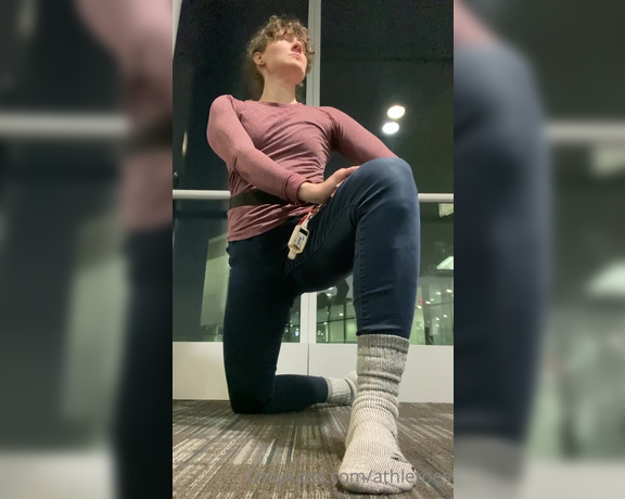 Athletoes aka athletoes OnlyFans - The Toronto airport was hot and busy So I needed to air out my feet