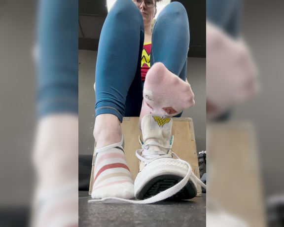 Athletoes aka athletoes OnlyFans - I HAD to get out of my chucks for a little while so my feet could
