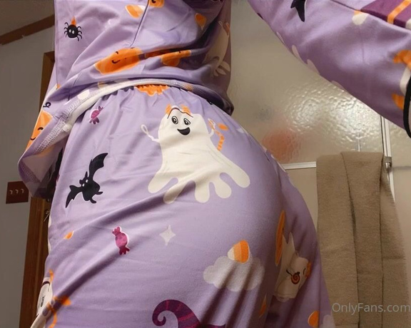 Goddess Shy aka sweetshygirl97 OnlyFans - Shaking ass in my spooky pjs