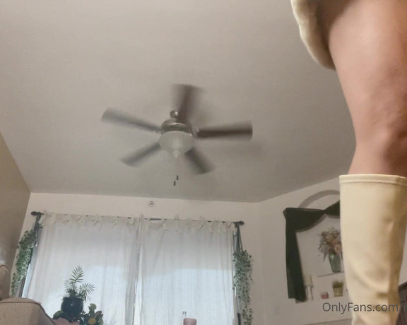 Mary Rose Love aka maryroselove69 OnlyFans - Unaware giantessor just a low voyeur angle