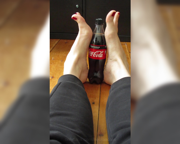 Neolasoles aka neolasoles OnlyFans - Comparison to a 05l Coca Cola bottle