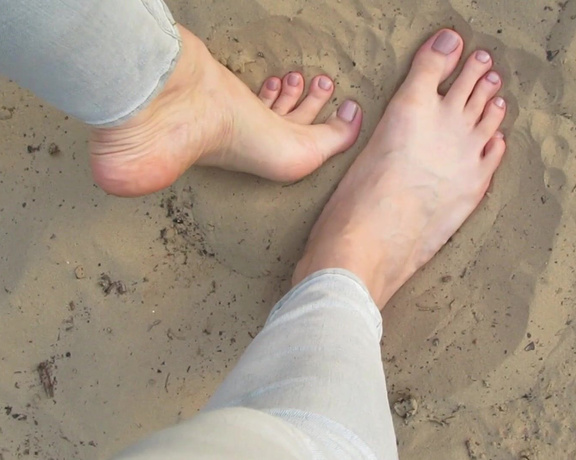 Neolasoles aka neolasoles OnlyFans - Walking in sand this time P The reason why the video turned out this long