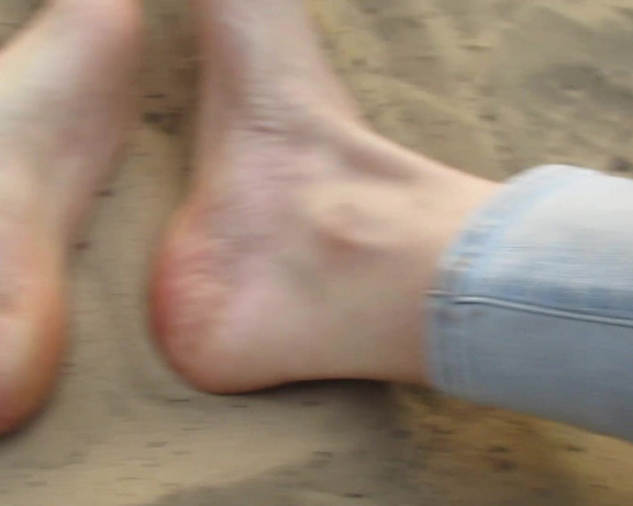 Neolasoles aka neolasoles OnlyFans - Walking in sand this time P The reason why the video turned out this long