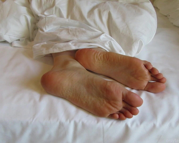 Neolasoles aka neolasoles OnlyFans - You can kiss my feet as long as you dont wake me up!