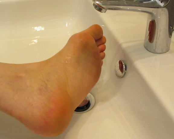 Neolasoles aka neolasoles OnlyFans - Giving my feet a wash