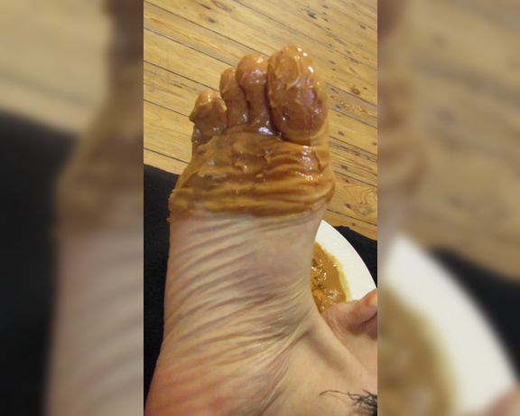 Neolasoles aka neolasoles OnlyFans - Anyone ever wanted to see my feet covered in peanut butter P Well here