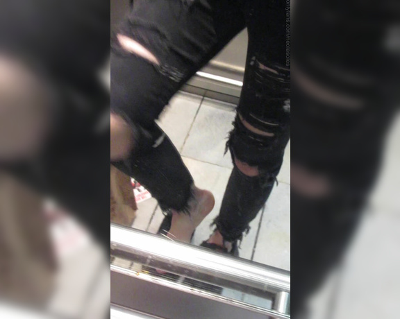 Neolasoles aka neolasoles OnlyFans - People kept calling the lift so I couldnt have my feet out for too long