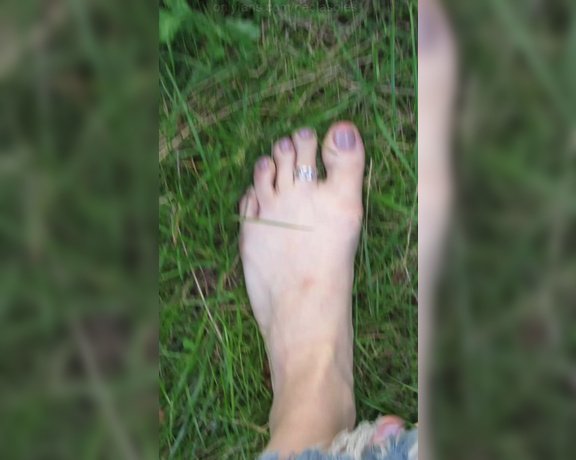 Neolasoles aka neolasoles OnlyFans - Walking barefoot ^^