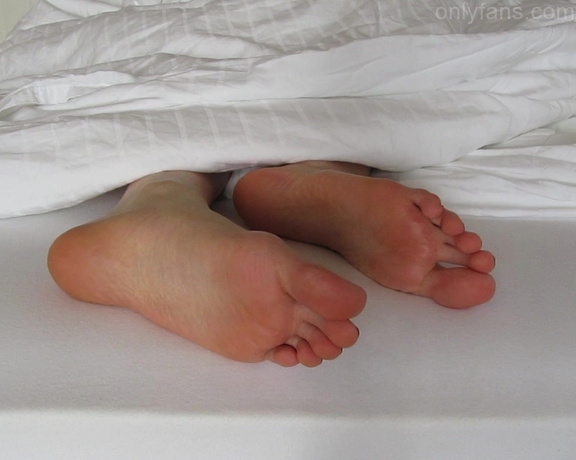 Neolasoles aka neolasoles OnlyFans - Sleeping feet