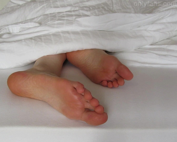 Neolasoles aka neolasoles OnlyFans - Sleeping feet