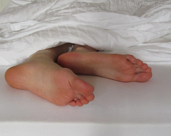 Neolasoles aka neolasoles OnlyFans - Sleeping feet