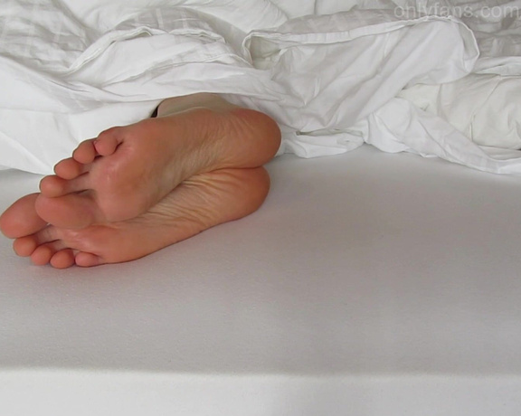 Neolasoles aka neolasoles OnlyFans - Sleeping feet