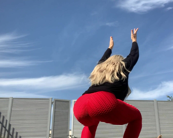 Goddess Sydney Thunder aka goddesssydneythunder1 OnlyFans - Enjoy watching me jiggle my ass, do squats, hike up my leggings, stretch and flex and