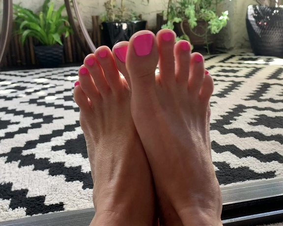 Goddess Sydney Thunder aka goddesssydneythunder1 OnlyFans - Sexy pink pedi toes! Hairy pussy, pink g string and pink toe pics! Pics