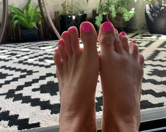 Goddess Sydney Thunder aka goddesssydneythunder1 OnlyFans - Sexy pink pedi toes! Hairy pussy, pink g string and pink toe pics! Pics