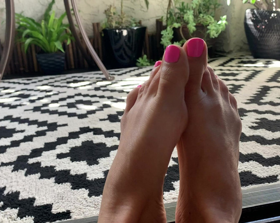 Goddess Sydney Thunder aka goddesssydneythunder1 OnlyFans - Sexy pink pedi toes! Hairy pussy, pink g string and pink toe pics! Pics