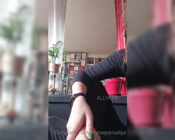 Mynameisallya aka mynameisallya OnlyFans - Crackling feet Do you know that everything tastes wonderful on my feet You should taste