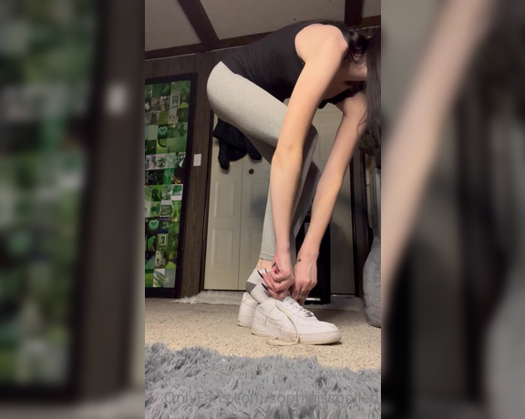 Miss Sophia Nyx aka sophiaisspoiled OnlyFans - New Clip Going for an evening run… worship my gym shoes