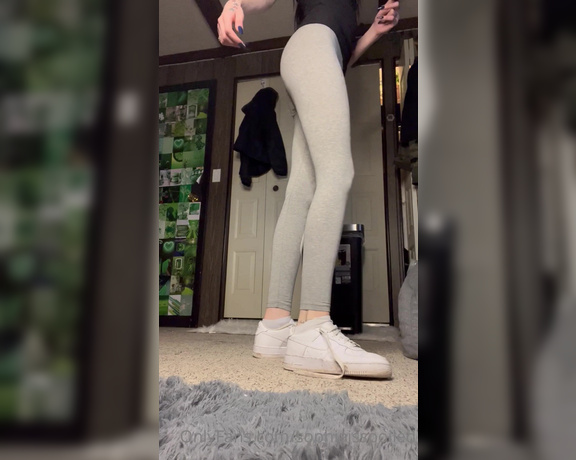 Miss Sophia Nyx aka sophiaisspoiled OnlyFans - New Clip Going for an evening run… worship my gym shoes