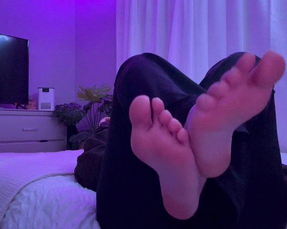 Kylie Jade aka oxlilkyliejade OnlyFans - Foot slut!