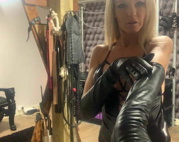 Lady Dark Angel aka Ladydarkangeluk Onlyfans - Who loves long leather gloves